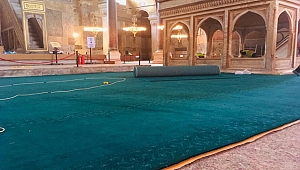 Ayasofya'nın halıları seriliyor