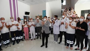 Başkan Tütüncü, Tıp Merkezi'nin ruhsatı hekimlere teslim etti