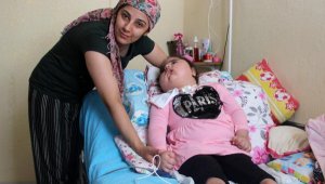 Bitkisel hayata giren minik kızının yeniden koşup oynamasını istiyor