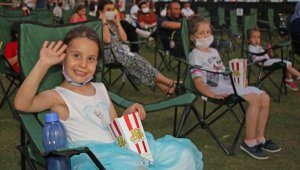 Çocuklar 'Sahilde Sinema'da buluştu