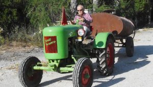 Dede yadigarı 70 yıllık traktörü çürümekten kurtardı