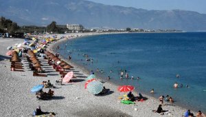 Demre sahilleri doldu taştı