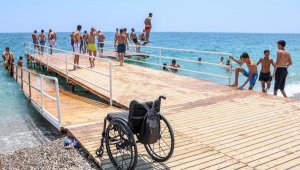 Engelliler için yapılan plajı işgal ettiler