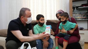 Halk Süt'te ilk süt paketini Başkan Böcek teslim etti