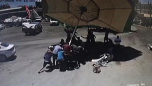 Hortum pazar şemsiyesini böyle uçurdu