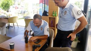 Konyaaltı Sahili'nde, denizde dalış yaparken tabanca buldu