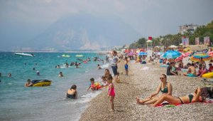 Konyaaltı Sahili'nde sosyal mesafe unutuldu