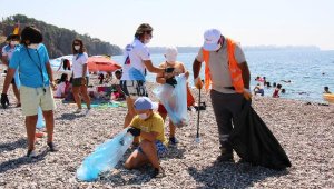 Konyaaltı Sahili'ni temizlediler