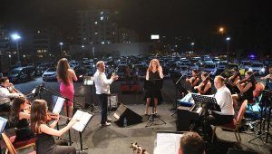 Konyaaltı'nda 'Park Et Seyret'te alkışların yerini farlar aldı