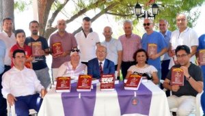 Köpeklerin dünyasını yazdı