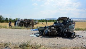 Korkuteli'de otomobille kamyon çarpıştı: 1 ölü, 1 yaralı