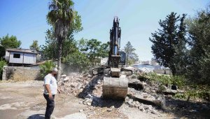 Muratpaşa'da metruk binalar yıkıldı