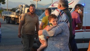 Serik'te otomobille kamyonet çarpıştı: 3 yaralı