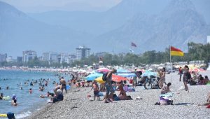 Siyah maske çenesinin altında, denize girdi