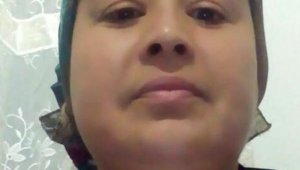 Sokak ortasında babasının annesini öldürmesine tanık oldu