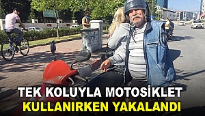Tek koluyla motosiklet kullanırken yakalandı