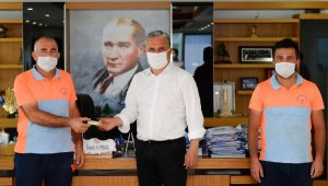 Temizlik işçileri, buldukları mücevheri belediyeye teslim etti