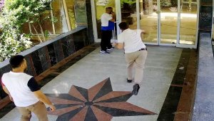 Turistik oteli tahrayla bastılar