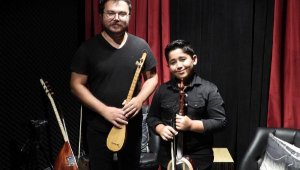 Türkülerin neferi Emre öğretmen