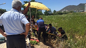 Yaralıyı plaj şemsiyesiyle güneşten korudular