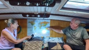 Yaz-kış teknede yaşayan çift, 11 yılda 77 ülke gezdi