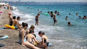 Yerli turist, Konyaaltı sahiline koştu