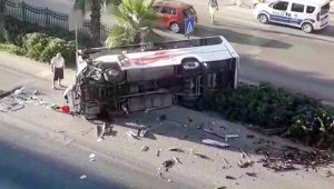 Yolcu midibüsü devrildi, sürücü yaralandı