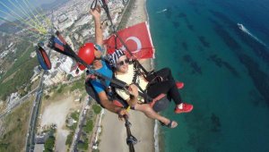 Aileler, paraşütle atlayarak otizme dikkat eçkti 