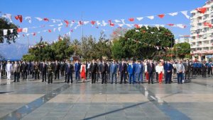 Antalya'da 30 Ağustos kutlandı, alternatif törende sosyal mesafe unutuldu