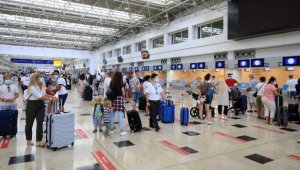 Antalya'ya bir haftada 180 bin turist geldi