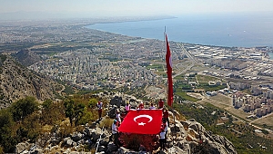 Bayrak için zirveye çıktılar