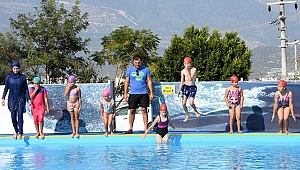 Demreli çocuklar yüzme öğreniyor
