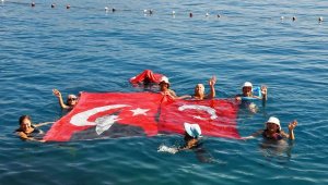 Denizde bayrak açıp, 30 Ağustos'u kutladılar