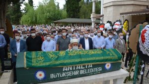 Eski başkan toprağa verildi