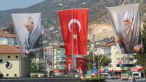Finike bayrak ve Atatürk posterleriyle donatıldı  