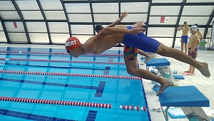 Genç yüzücüler  kamp yapıyor