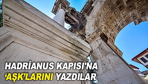 Hadrianus Kapısı'na  ‘aşk’larını yazdılar