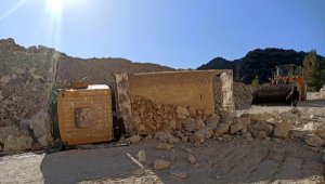 Kamyon devrildi, sürücü yaralandı