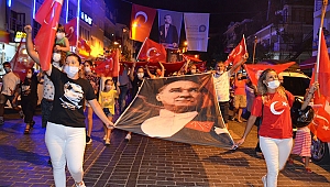 Kaş'ta fener alaylı kutlama