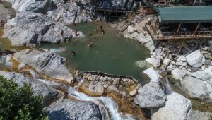 Kesme Boğazı'nın buz gibi suları turistleri ağırlıyor