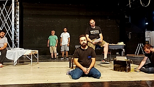 Perdeyi 'Yastık Adam' ile açıyor