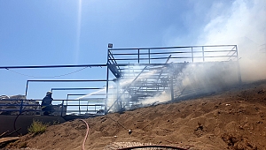 Plajdaki depo yandı