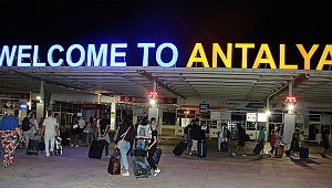 Rusya'dan Antalya'ya ilk uçakla 519 yolcu geldi