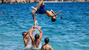 Sıcak hava, sahilde sosyal mesafeyi unutturdu