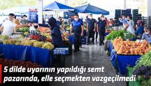 5 dilde uyarının yapıldığı semt pazarında, elle seçmekten vazgeçilmedi