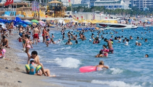 Antalya'da sıcaktan ve nemden bunalanlar sahile koştu, tedbirler unutuldu 