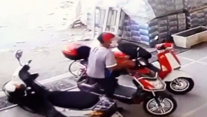 Cerrahi maskeyle yüzünü kapatıp, motosiklet çaldı