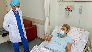 Dünyada 3'üncü kez uygulanan ameliyat ile 1 günde ayağa kalktı