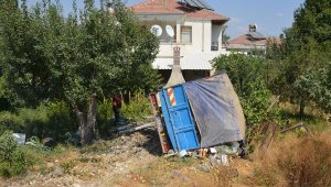 Freni boşalan kamyon bahçeye uçtu: 3 yaralı