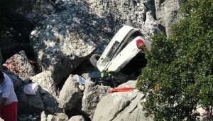 Kayalıklara uçan otomobildeki yaşlı çift, yaralandı
